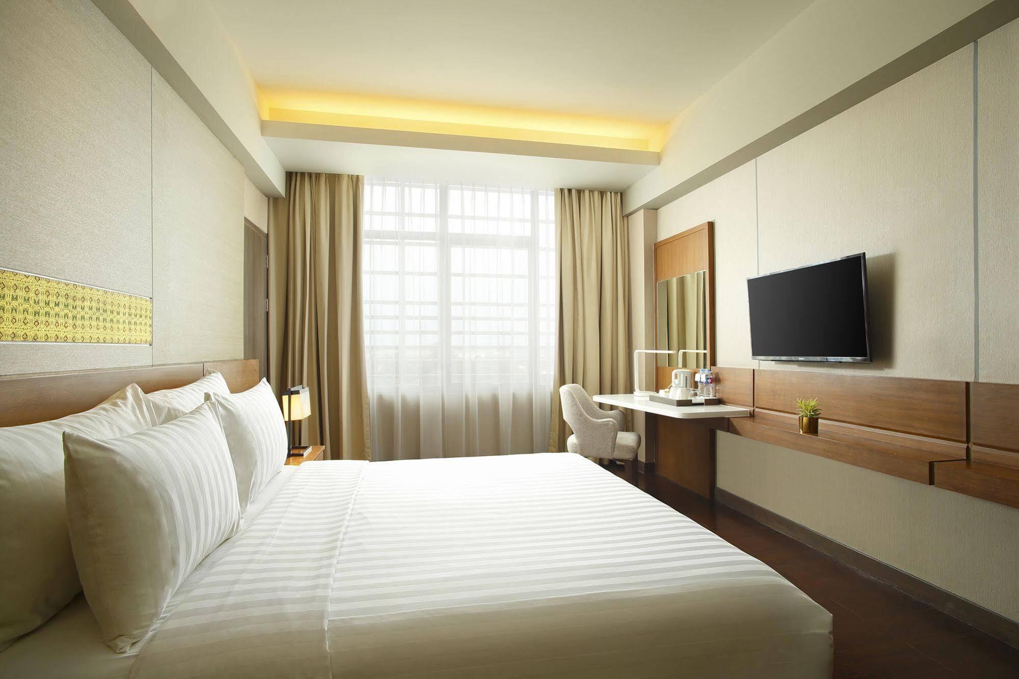 Hotel Santika Premiere Ice - Bsd City Serpong Exterior photo